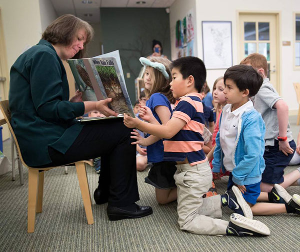 作家梅丽莎·斯图尔特和幼儿园小朋友一起阅读了《当雨降临》