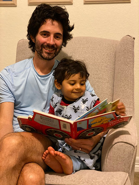 Nikhil与他爸爸（和康妮的儿子）菲尔共享一本书